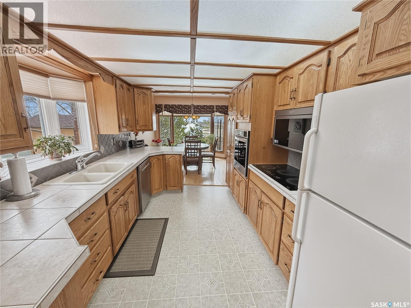 412 Curry Crescent, Swift Current, SK - Indoor Photo Showing Kitchen With Double Sink