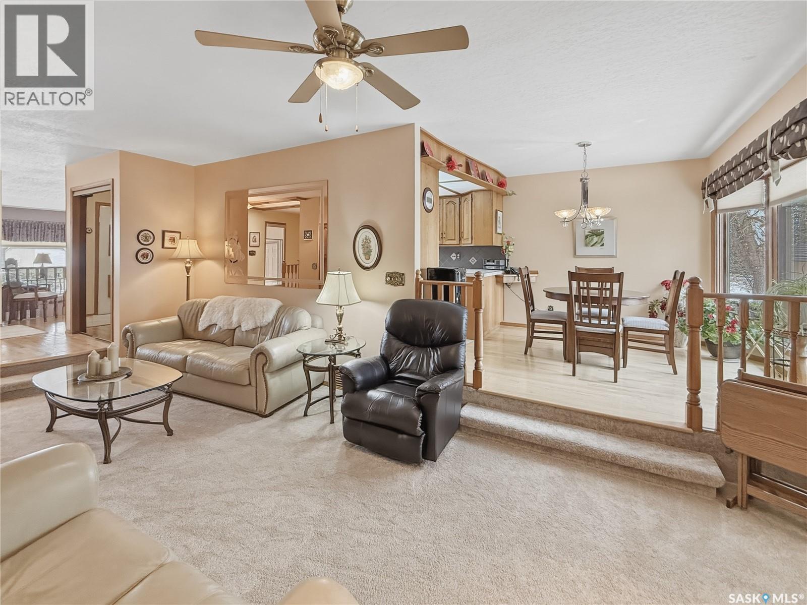 412 Curry Crescent, Swift Current, SK - Indoor Photo Showing Living Room