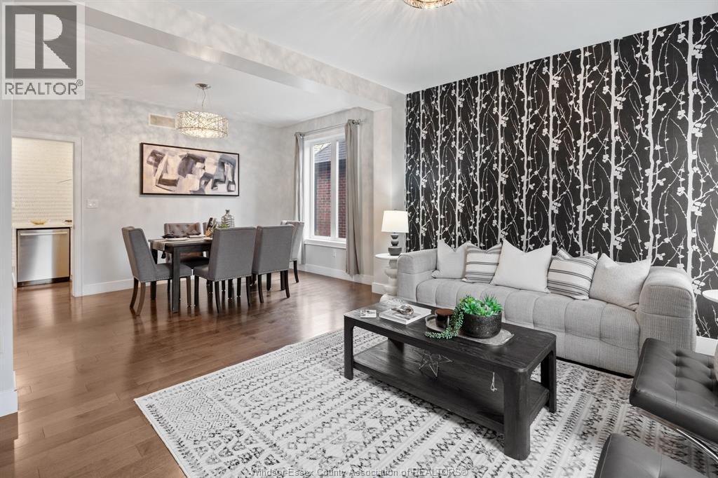1335 Maple, Lasalle, ON - Indoor Photo Showing Living Room