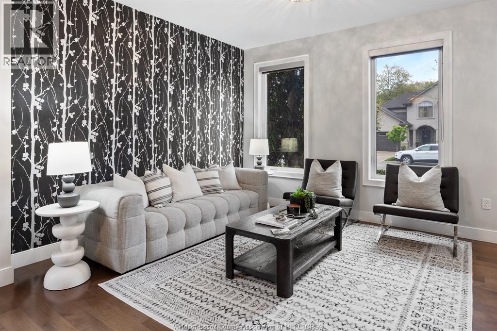 1335 Maple, Lasalle, ON - Indoor Photo Showing Living Room
