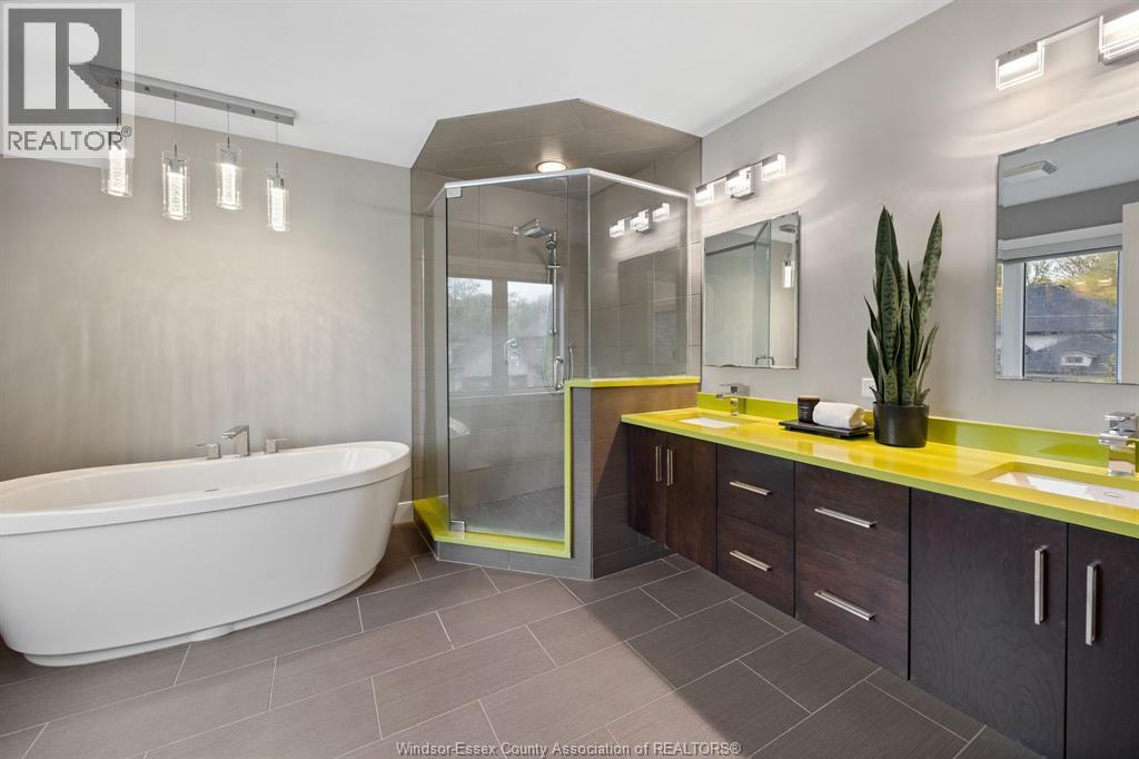 1335 Maple, Lasalle, ON - Indoor Photo Showing Bathroom