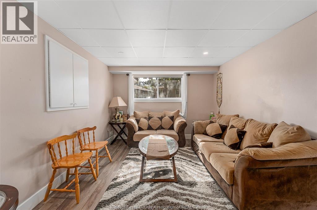 9978 Forest Glade Court Unit# 5, Windsor, ON - Indoor Photo Showing Living Room
