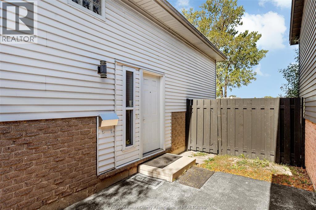 9978 Forest Glade Court Unit# 5, Windsor, ON - Outdoor With Exterior