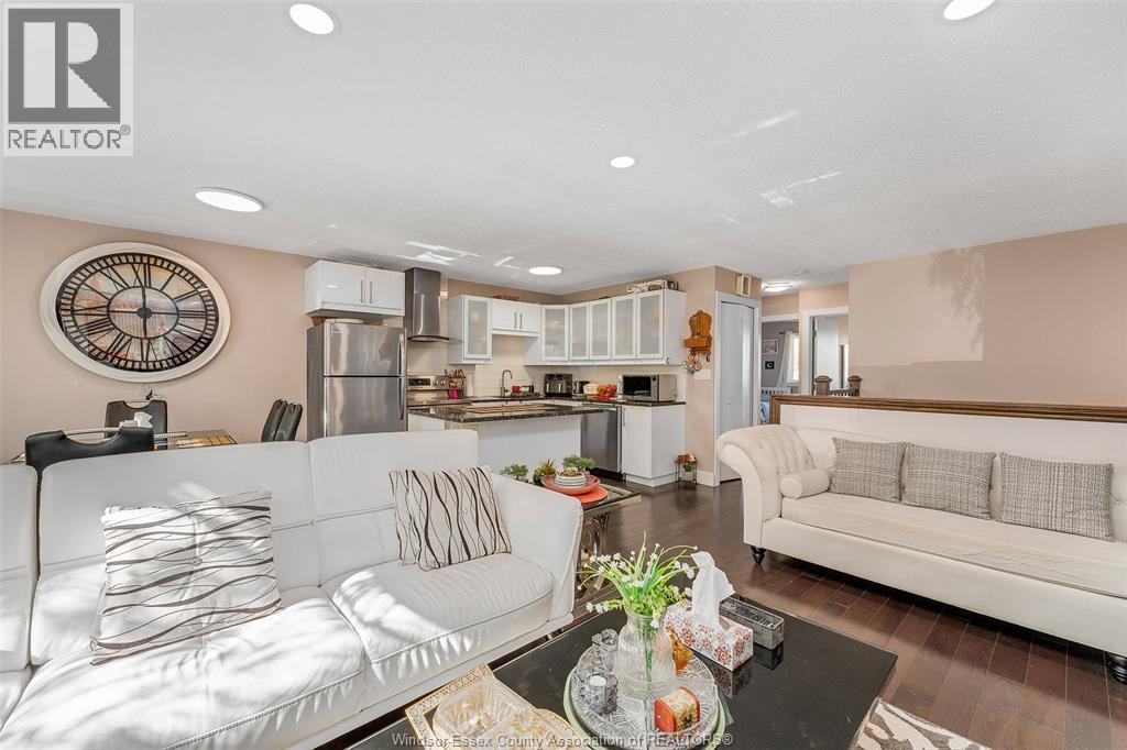 9978 Forest Glade Court Unit# 5, Windsor, ON - Indoor Photo Showing Living Room