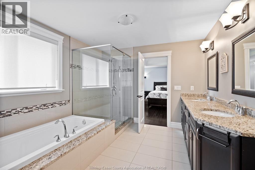 1265 Maple, Lasalle, ON - Indoor Photo Showing Bathroom