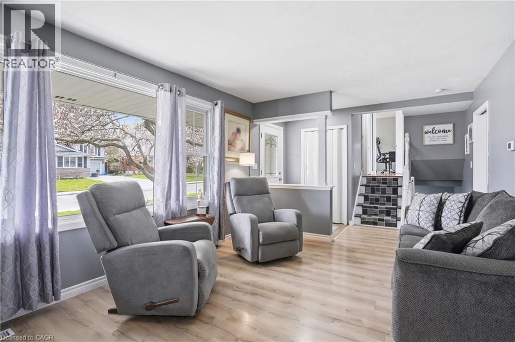 4 Clifton Downs Road, Hamilton, ON - Indoor Photo Showing Living Room