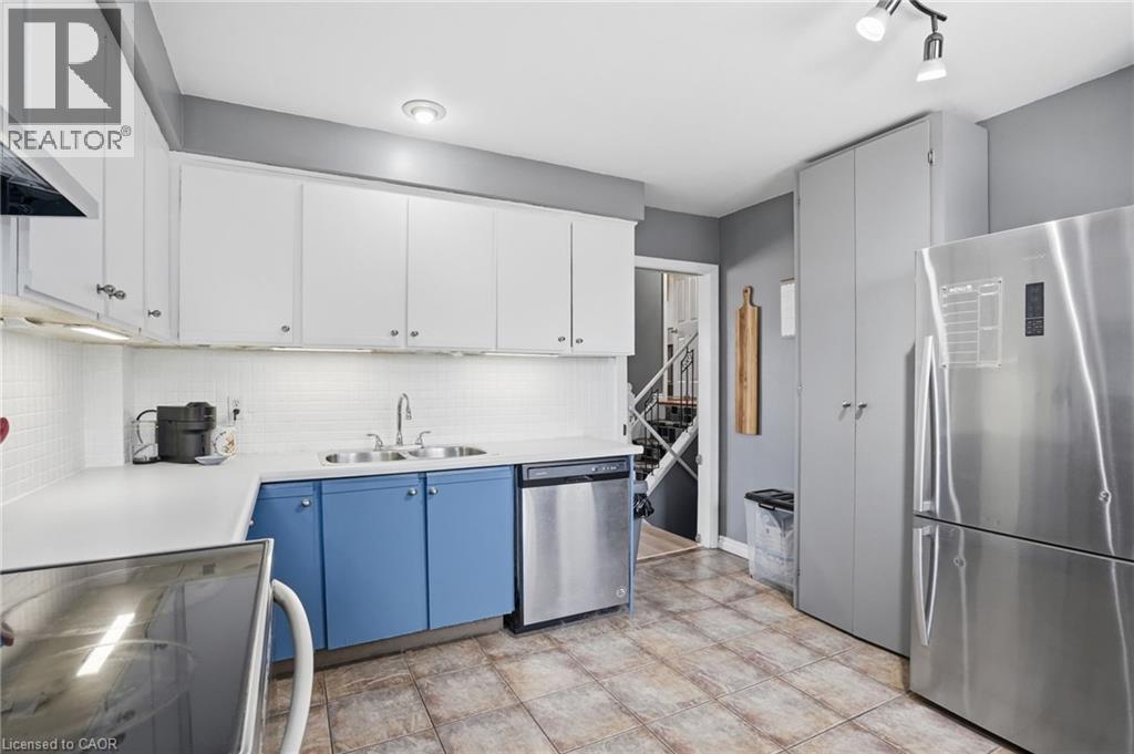 4 Clifton Downs Road, Hamilton, ON - Indoor Photo Showing Kitchen With Double Sink