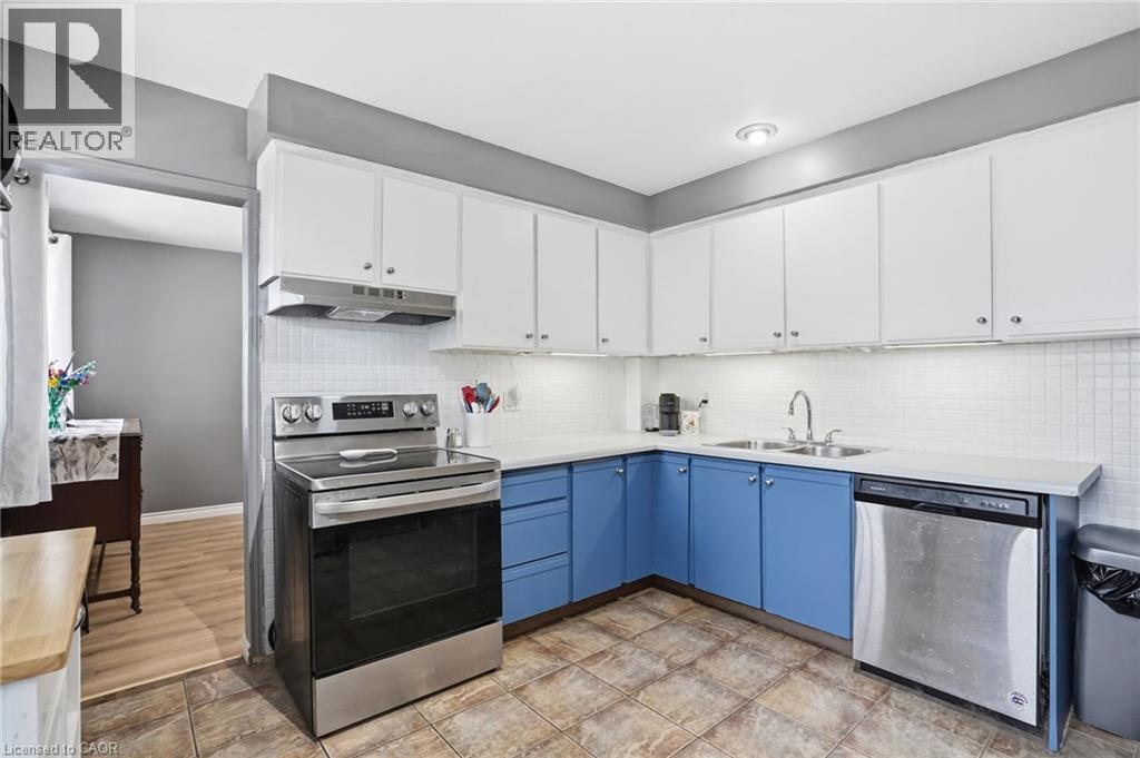 4 Clifton Downs Road, Hamilton, ON - Indoor Photo Showing Kitchen With Double Sink
