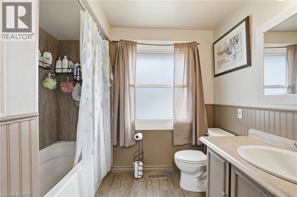 4 Clifton Downs Road, Hamilton, ON - Indoor Photo Showing Bathroom