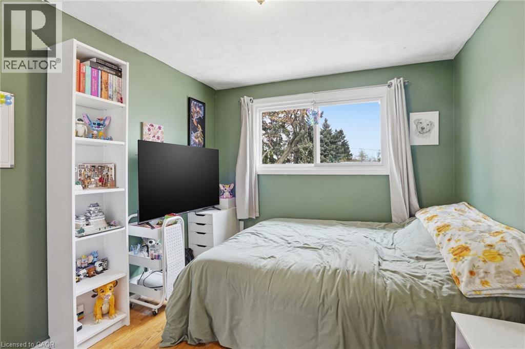 4 Clifton Downs Road, Hamilton, ON - Indoor Photo Showing Bedroom