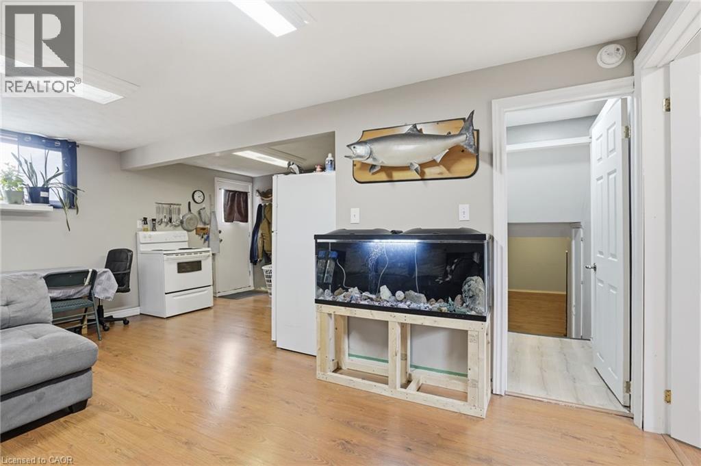 4 Clifton Downs Road, Hamilton, ON - Indoor Photo Showing Living Room