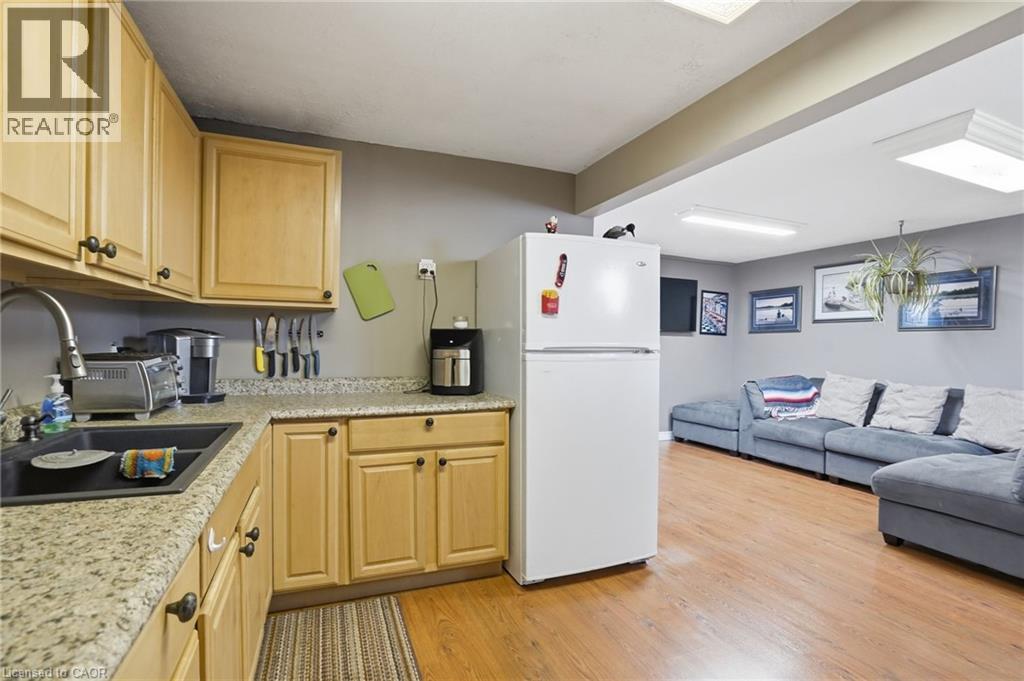 4 Clifton Downs Road, Hamilton, ON - Indoor Photo Showing Kitchen With Double Sink