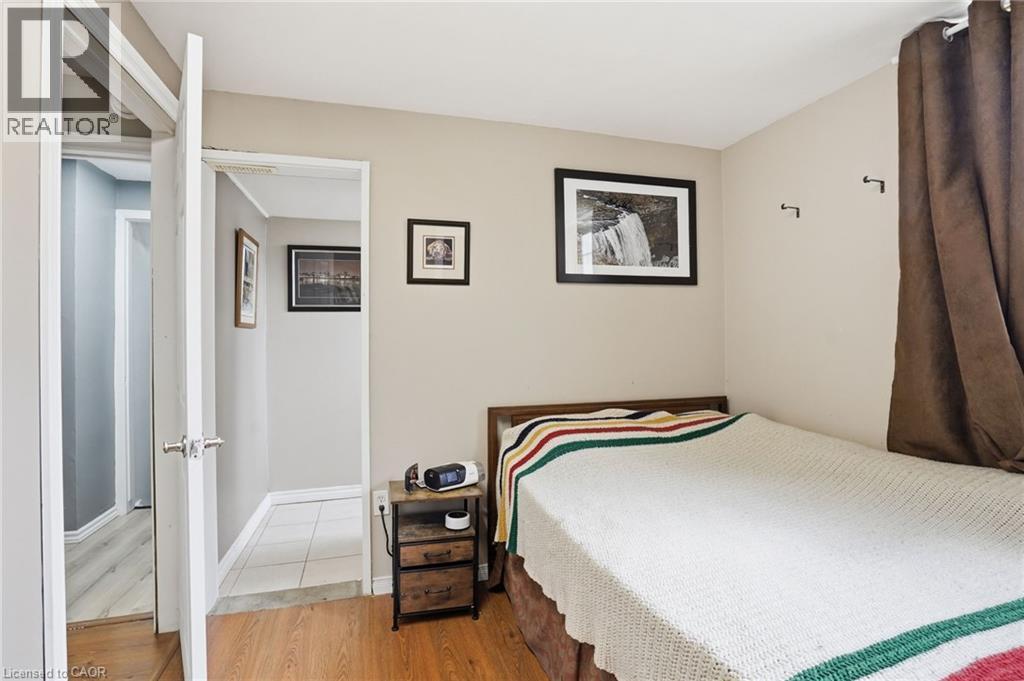4 Clifton Downs Road, Hamilton, ON - Indoor Photo Showing Bedroom