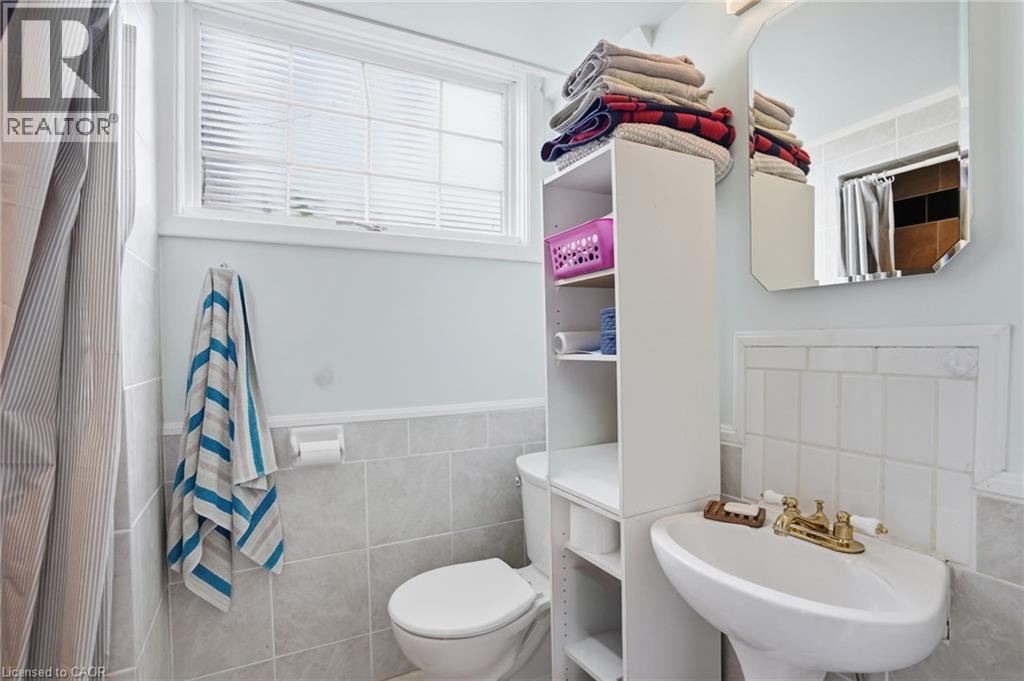 4 Clifton Downs Road, Hamilton, ON - Indoor Photo Showing Bathroom