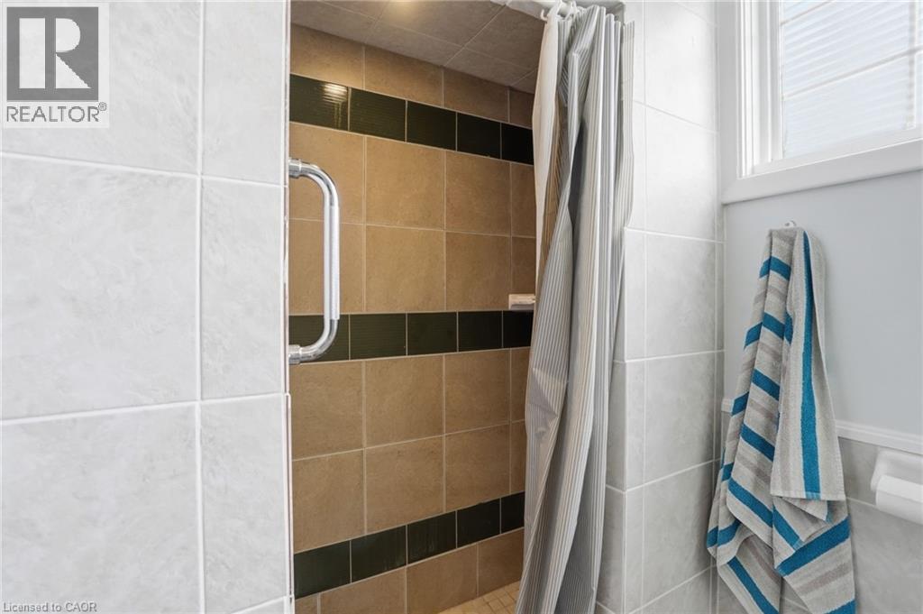 4 Clifton Downs Road, Hamilton, ON - Indoor Photo Showing Bathroom