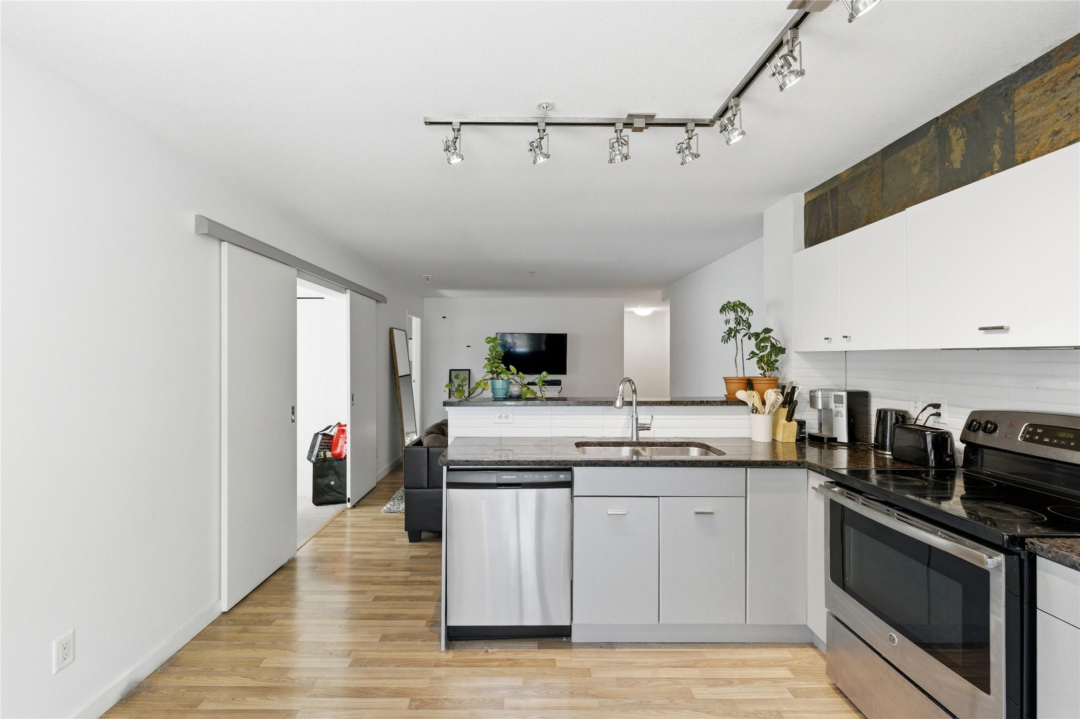 214-547 Yates Road, Kelowna, BC - Indoor Photo Showing Kitchen With Stainless Steel Kitchen