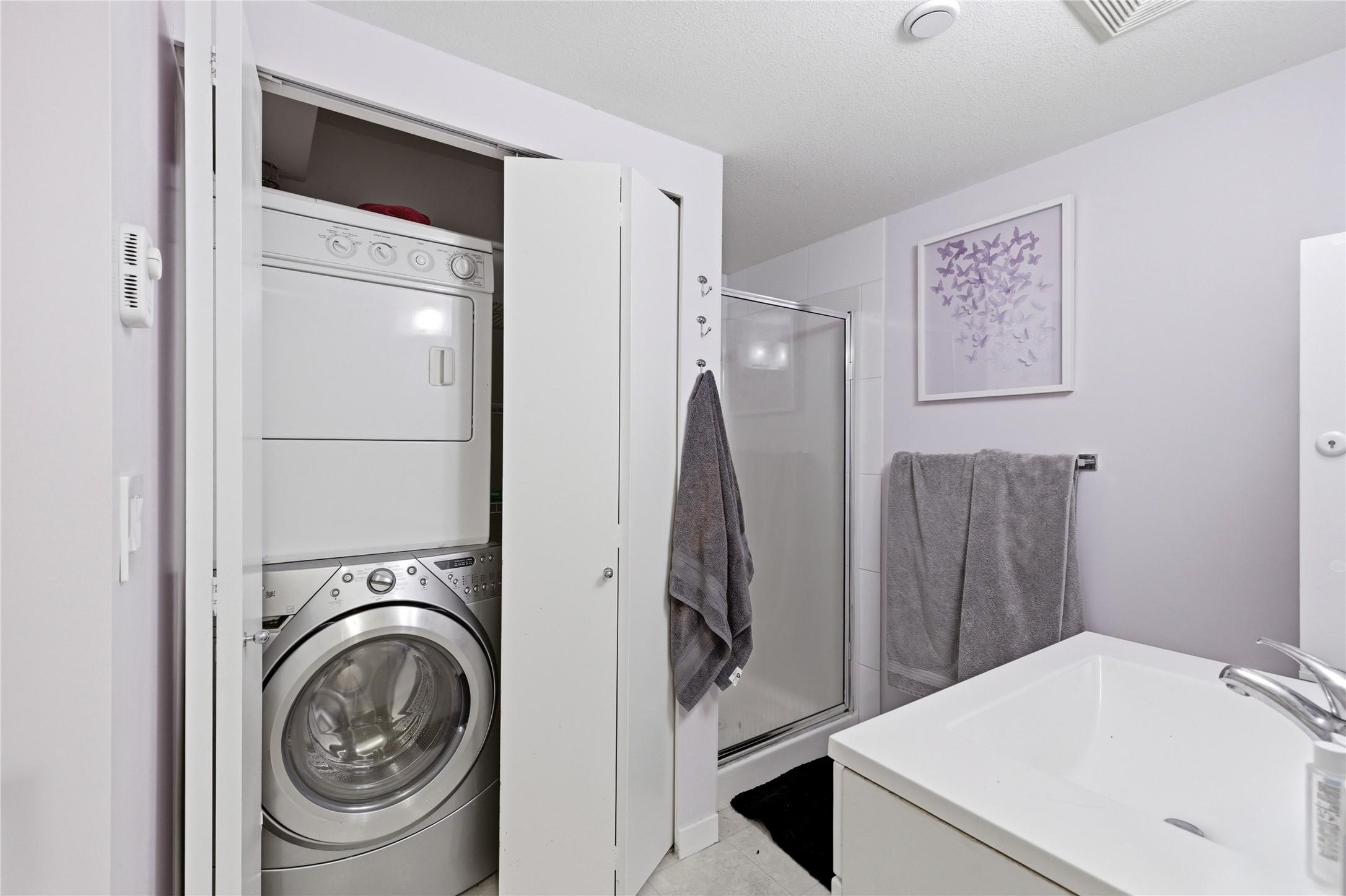 214-547 Yates Road, Kelowna, BC - Indoor Photo Showing Laundry Room