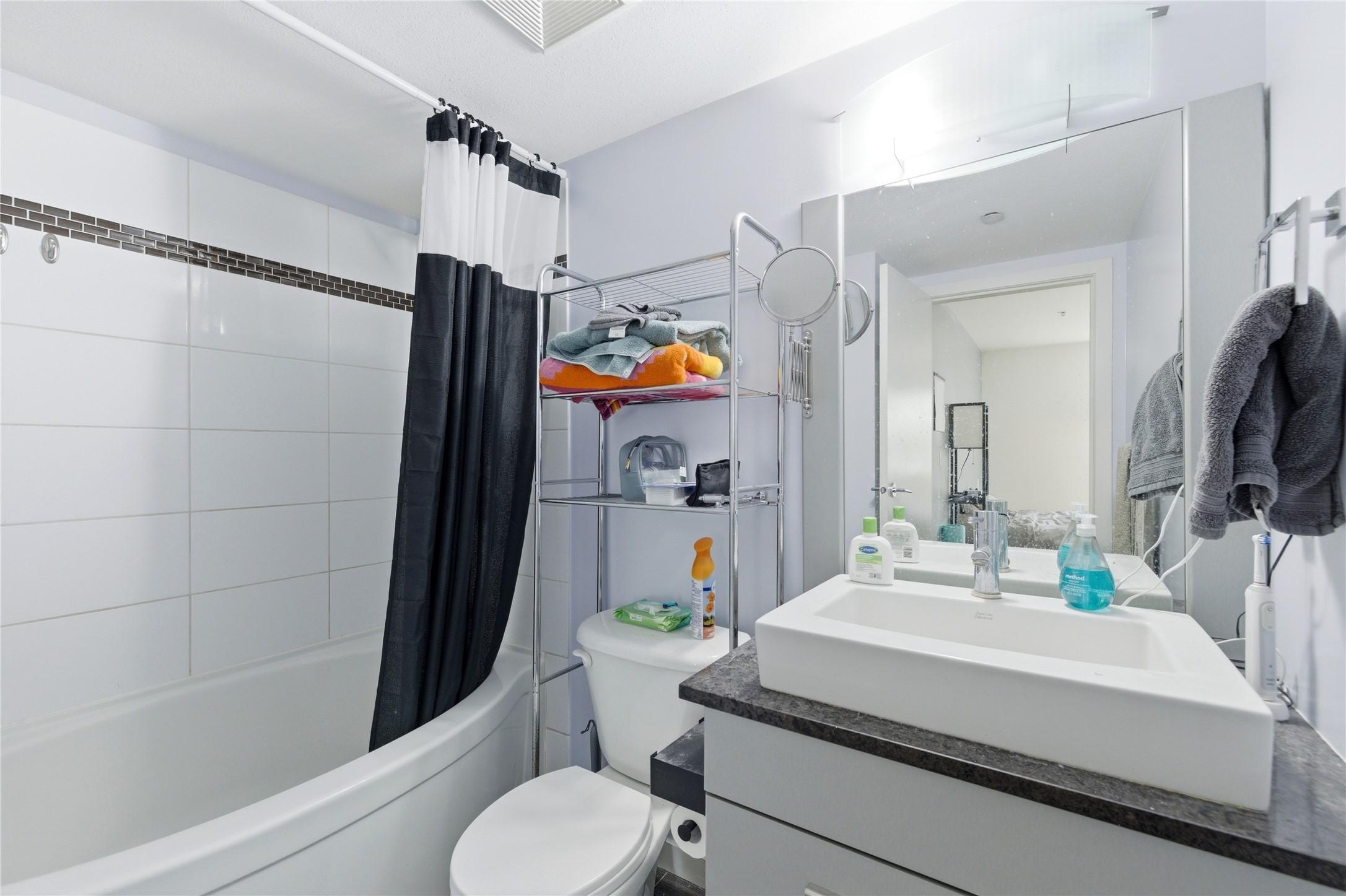 214-547 Yates Road, Kelowna, BC - Indoor Photo Showing Bathroom