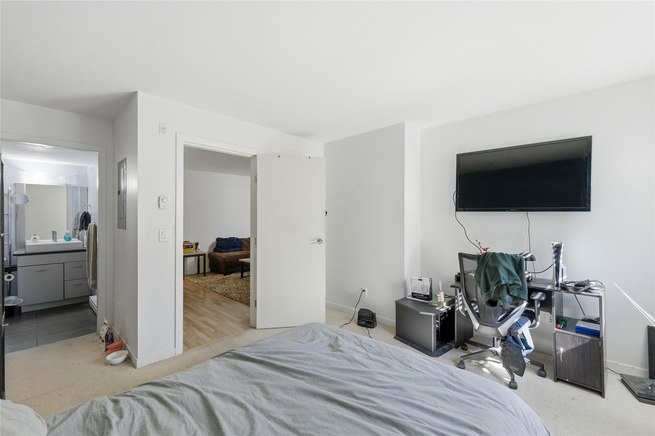 214-547 Yates Road, Kelowna, BC - Indoor Photo Showing Bedroom