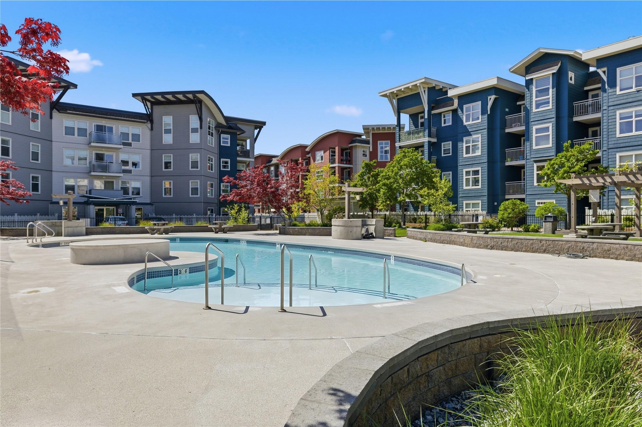 214-547 Yates Road, Kelowna, BC - Outdoor With In Ground Pool