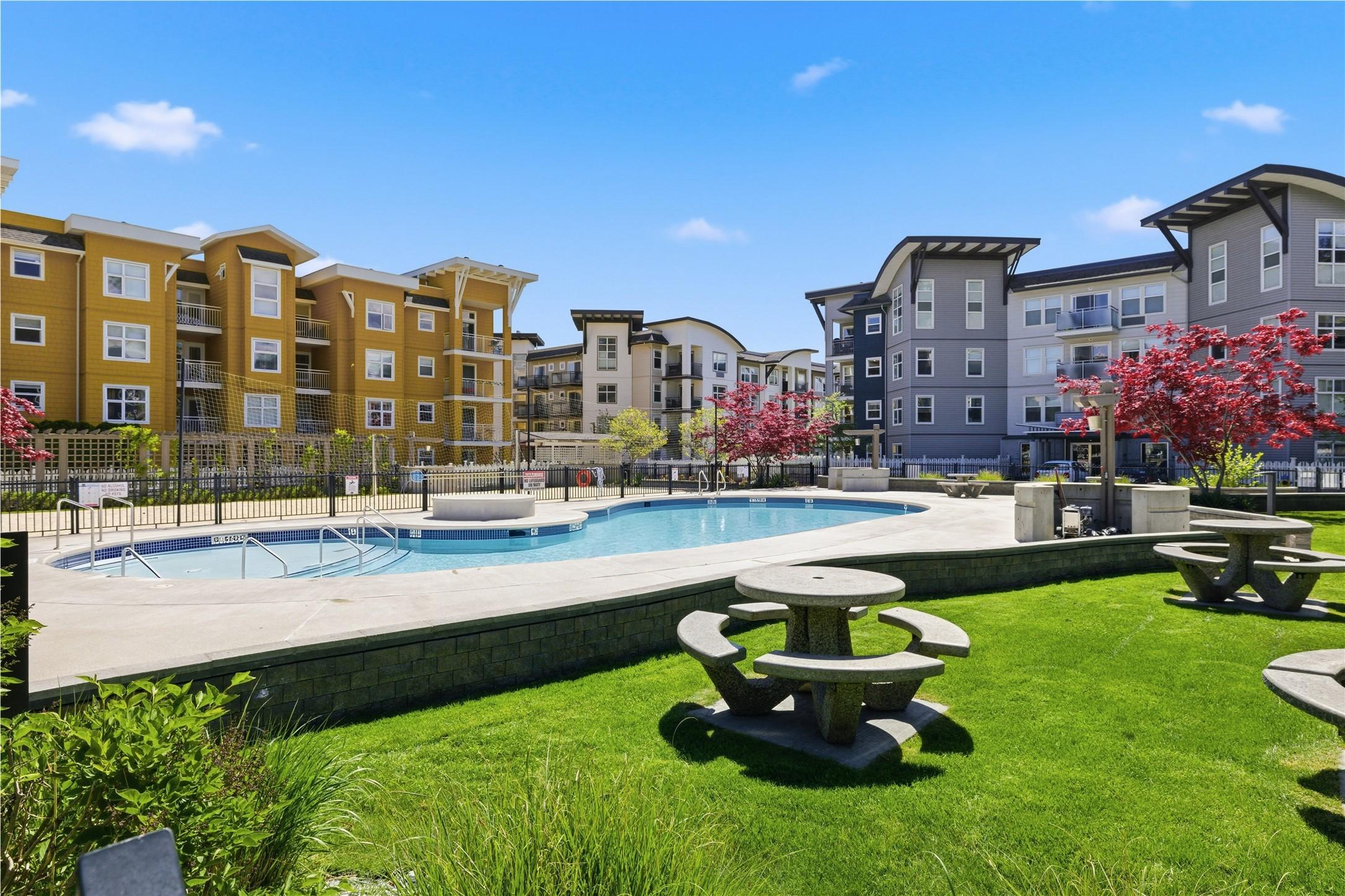 214-547 Yates Road, Kelowna, BC - Outdoor With In Ground Pool