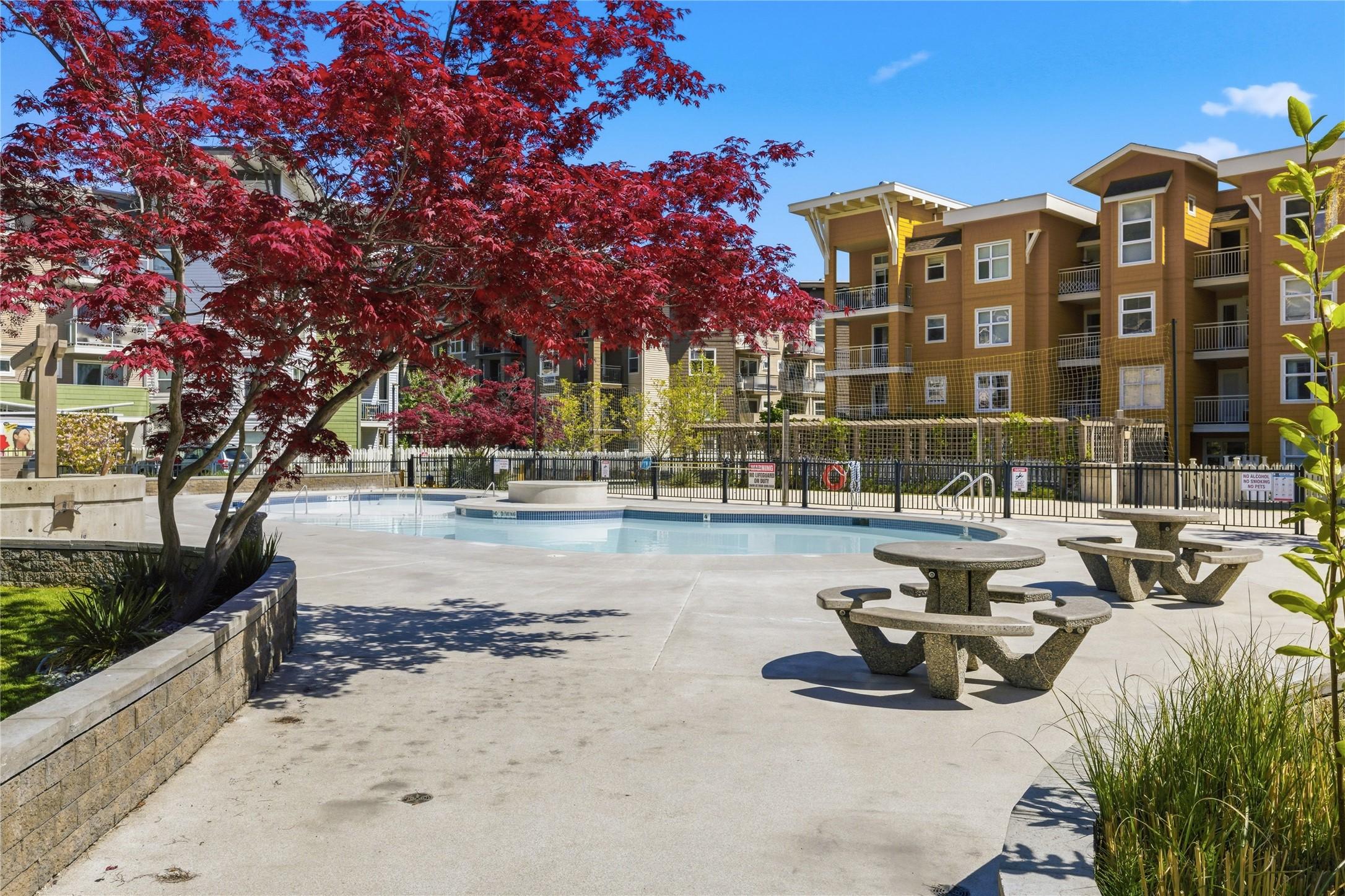 214-547 Yates Road, Kelowna, BC - Outdoor With In Ground Pool