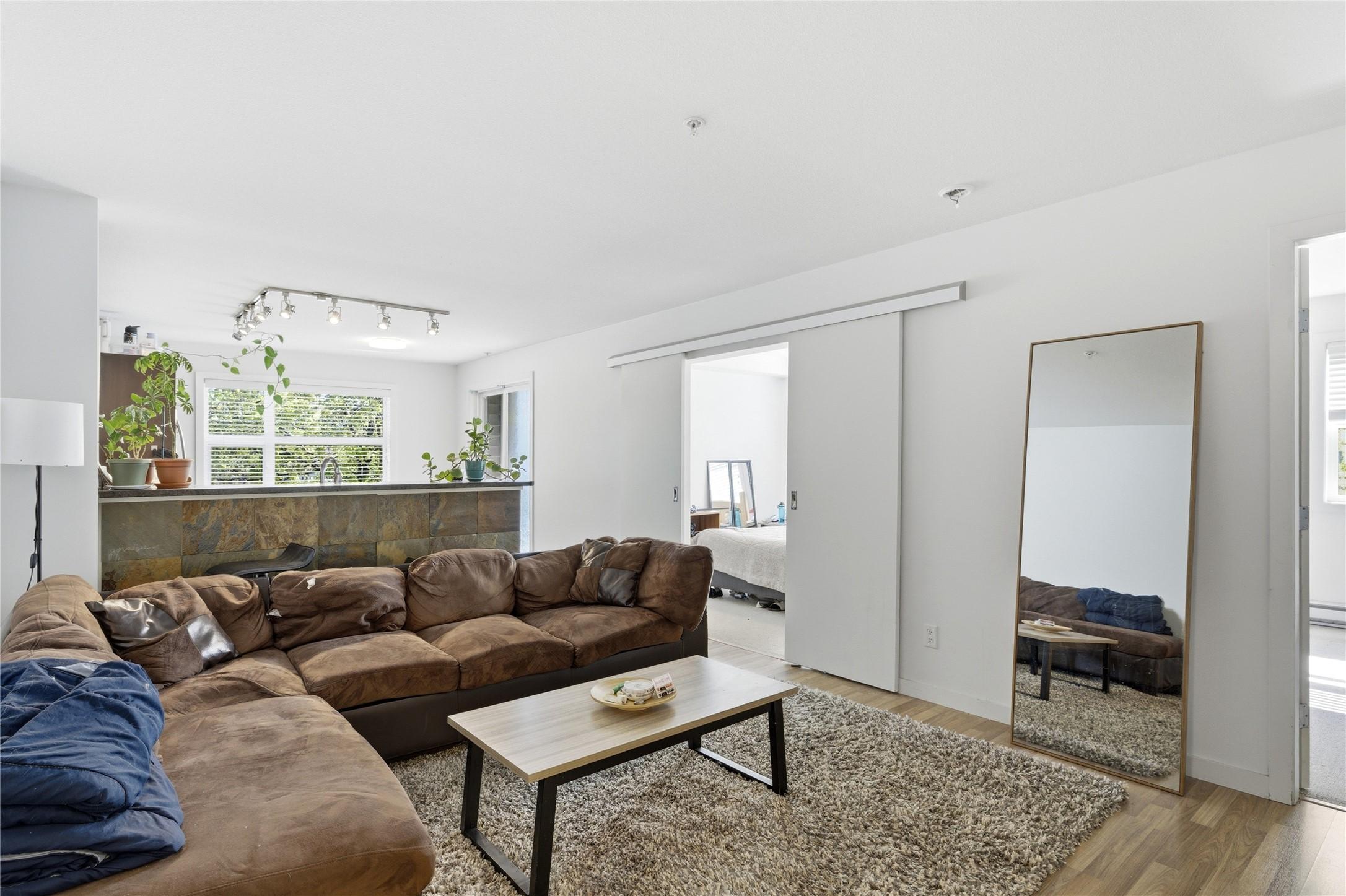 214-547 Yates Road, Kelowna, BC - Indoor Photo Showing Living Room