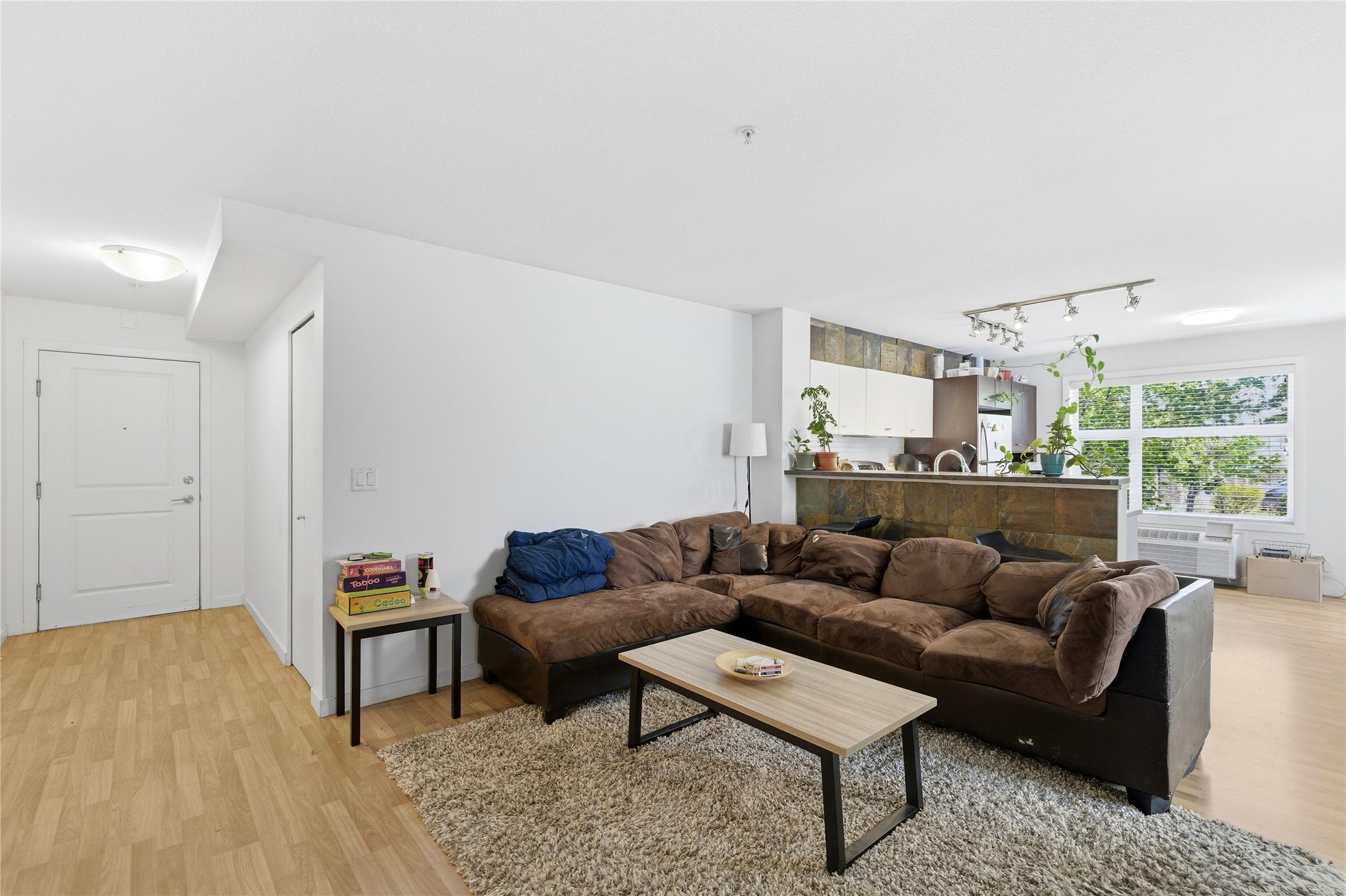 214-547 Yates Road, Kelowna, BC - Indoor Photo Showing Living Room
