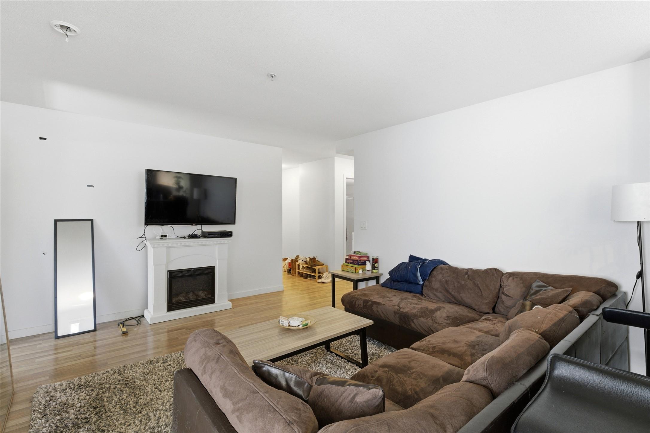 214-547 Yates Road, Kelowna, BC - Indoor Photo Showing Living Room With Fireplace