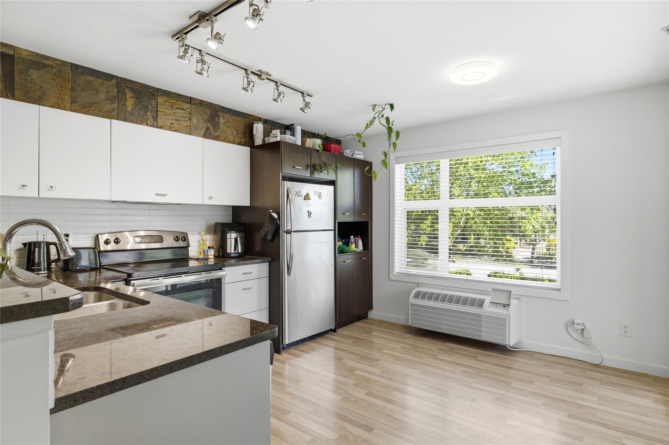 214-547 Yates Road, Kelowna, BC - Indoor Photo Showing Kitchen