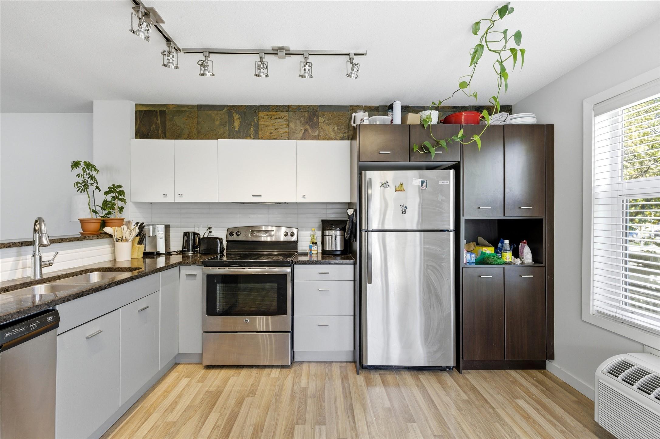 214-547 Yates Road, Kelowna, BC - Indoor Photo Showing Kitchen With Stainless Steel Kitchen With Double Sink