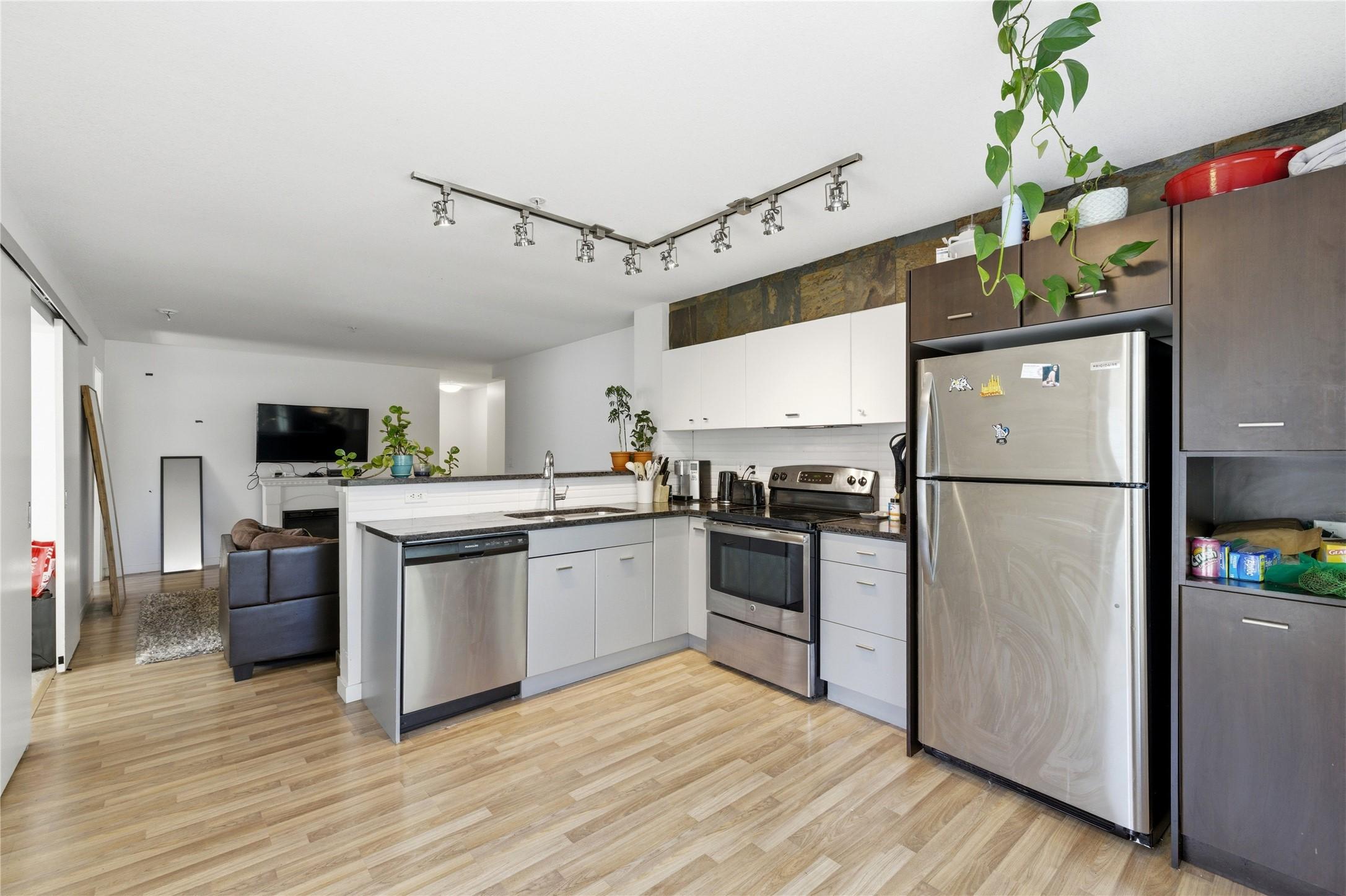 214-547 Yates Road, Kelowna, BC - Indoor Photo Showing Kitchen With Stainless Steel Kitchen