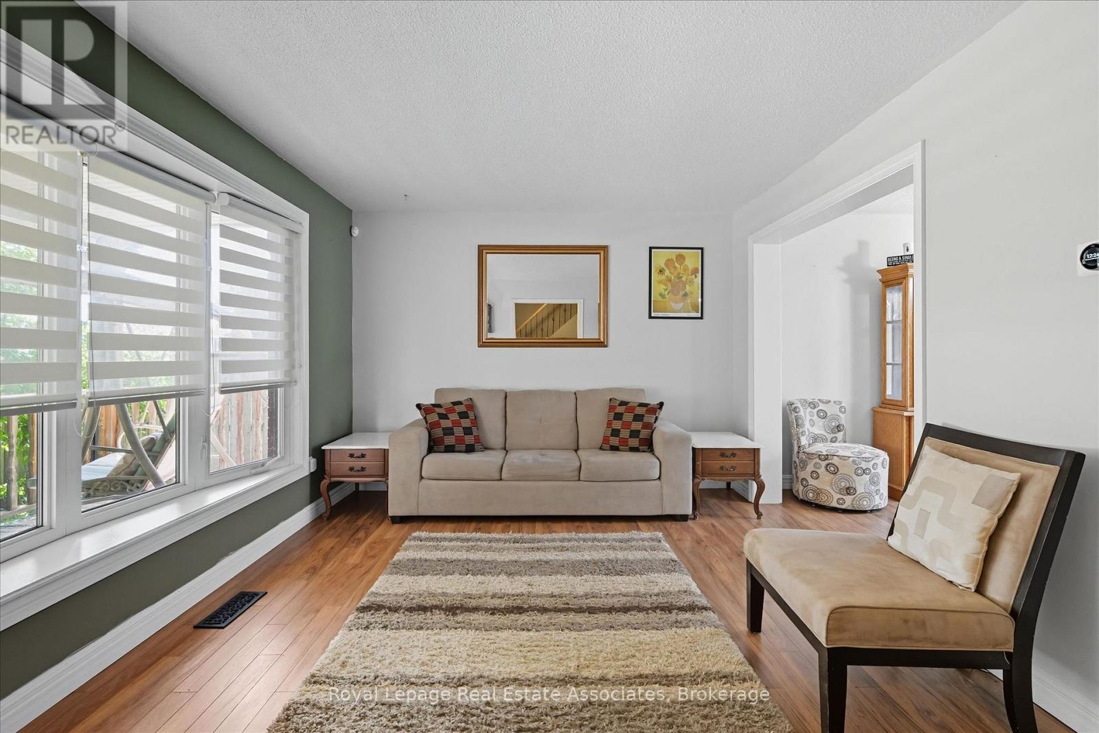 107 Billington Crescent, Hamilton, ON - Indoor Photo Showing Living Room