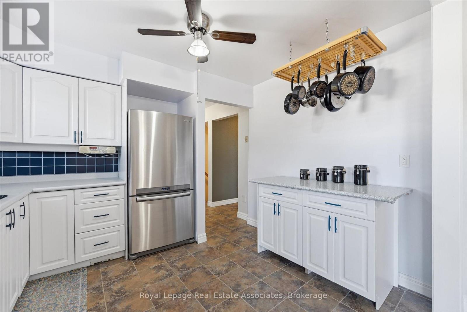 107 Billington Crescent, Hamilton, ON - Indoor Photo Showing Kitchen