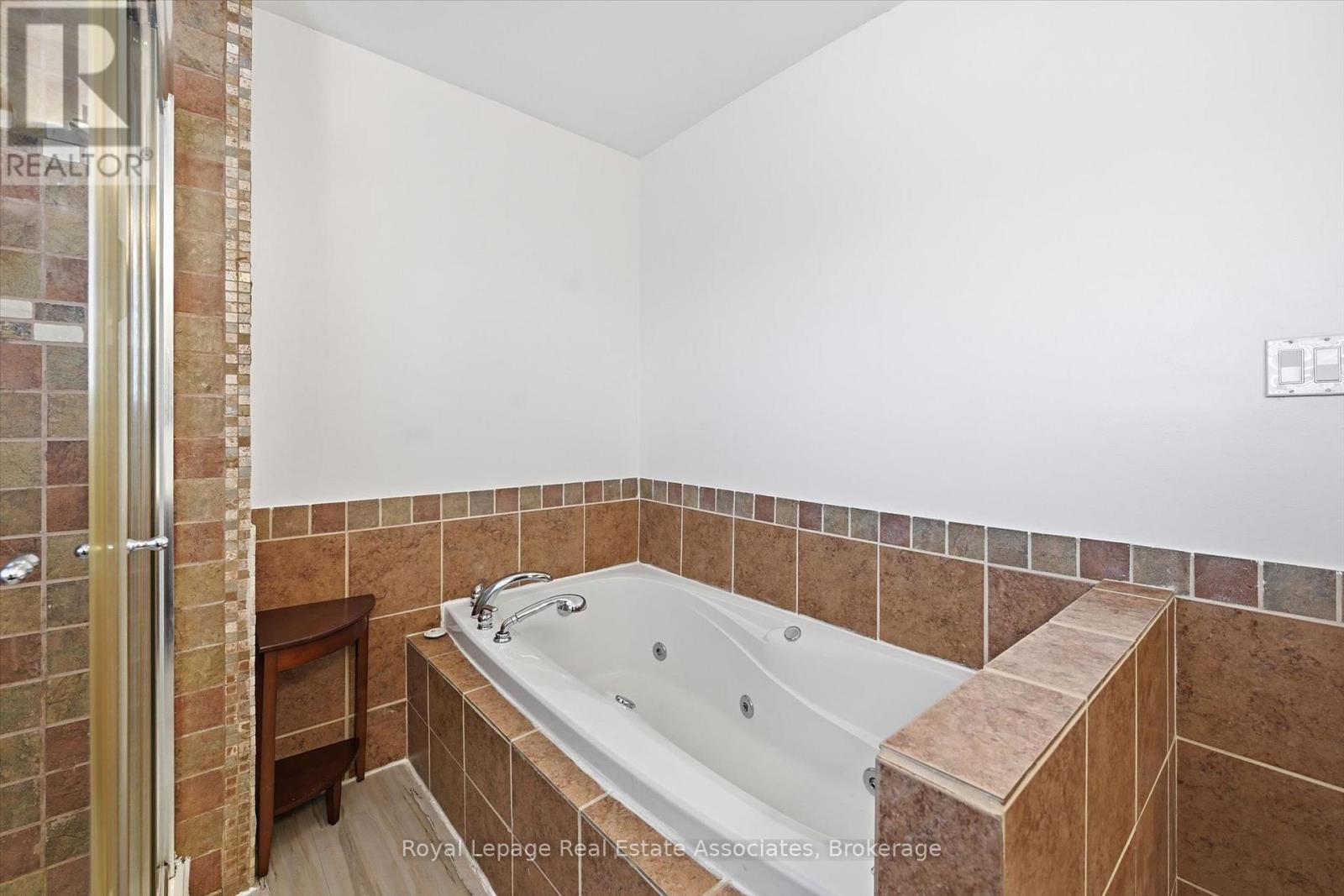 107 Billington Crescent, Hamilton, ON - Indoor Photo Showing Bathroom