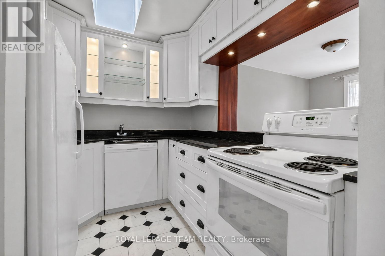 12 Lewis Street, Ottawa, ON - Indoor Photo Showing Kitchen