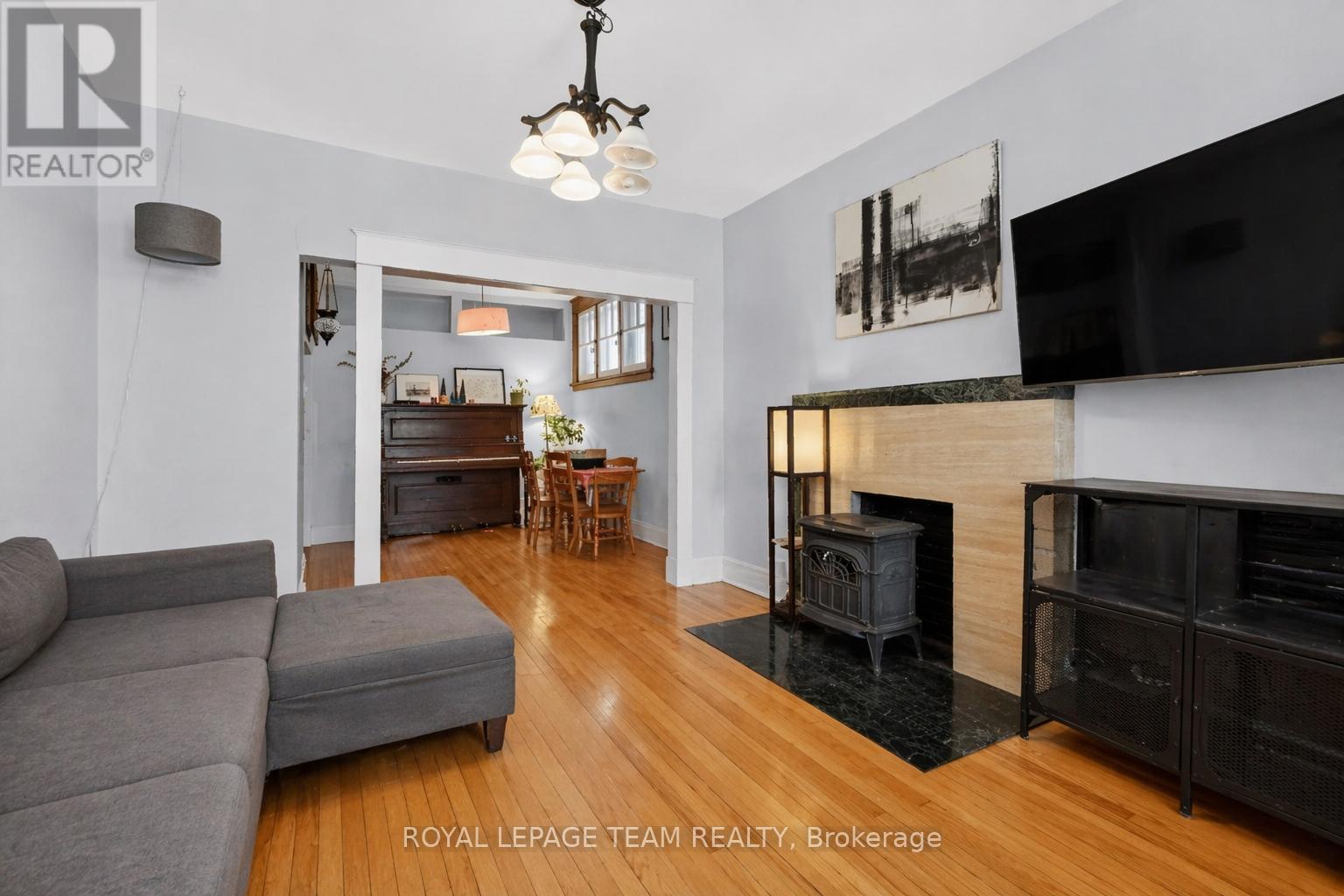12 Lewis Street, Ottawa, ON - Indoor Photo Showing Living Room