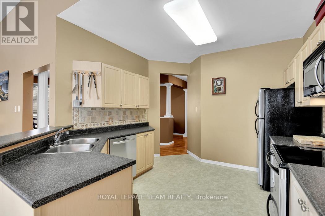 162 Redcliff Avenue, Ottawa, ON - Indoor Photo Showing Kitchen With Double Sink