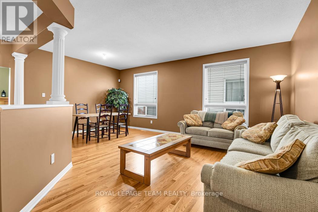 162 Redcliff Avenue, Ottawa, ON - Indoor Photo Showing Living Room