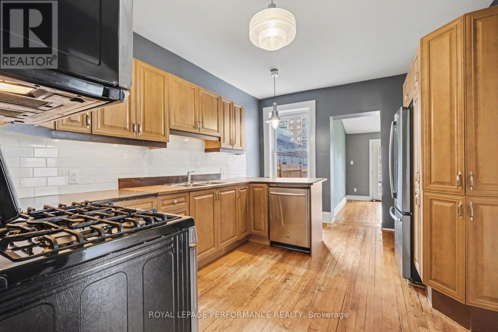 kitchen w gas stove - 506 Wentworth Avenue, Ottawa, ON - Indoor Photo Showing Kitchen With Double Sink