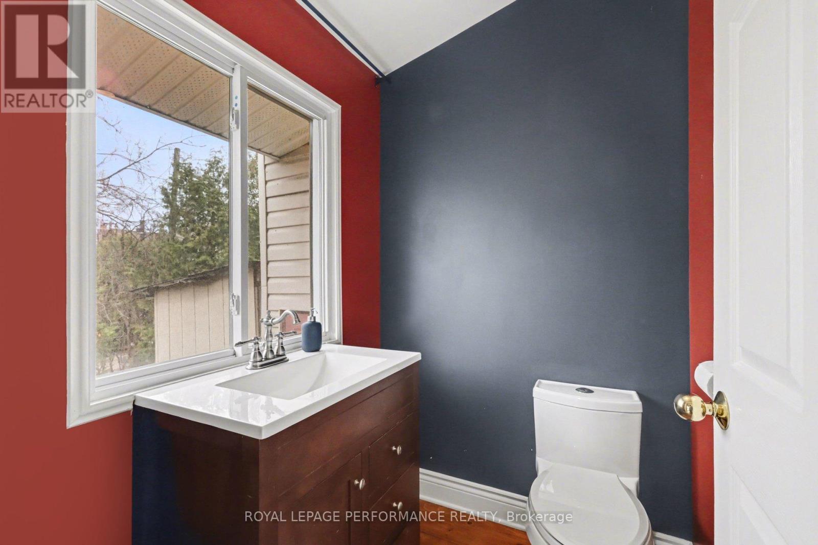 2pc bath - main floor - 506 Wentworth Avenue, Ottawa, ON - Indoor Photo Showing Bathroom