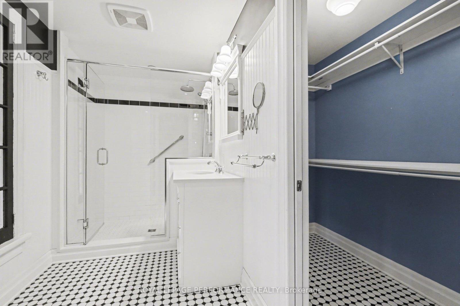 ensuite bath and walkin closet with heated floors - 506 Wentworth Avenue, Ottawa, ON - Indoor Photo Showing Other Room