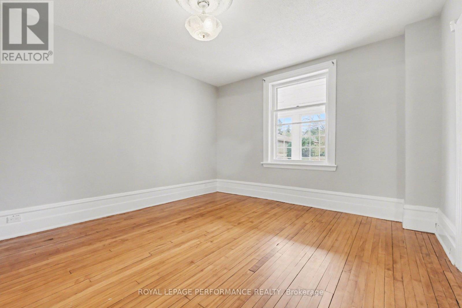 front living room - 506 Wentworth Avenue, Ottawa, ON - Indoor Photo Showing Other Room