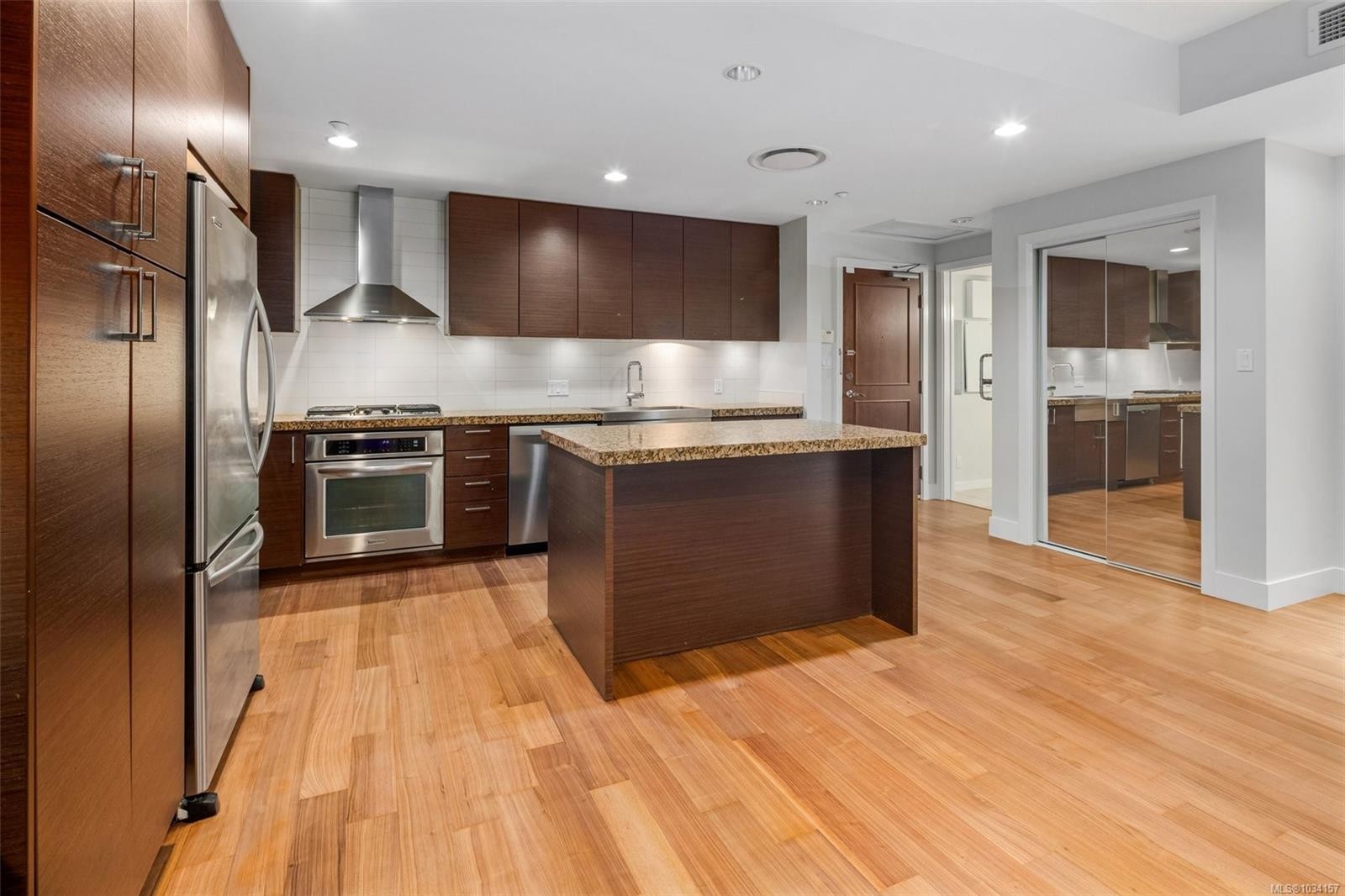#113-1400 Lynburne Pl, Langford, BC - Indoor Photo Showing Kitchen With Upgraded Kitchen