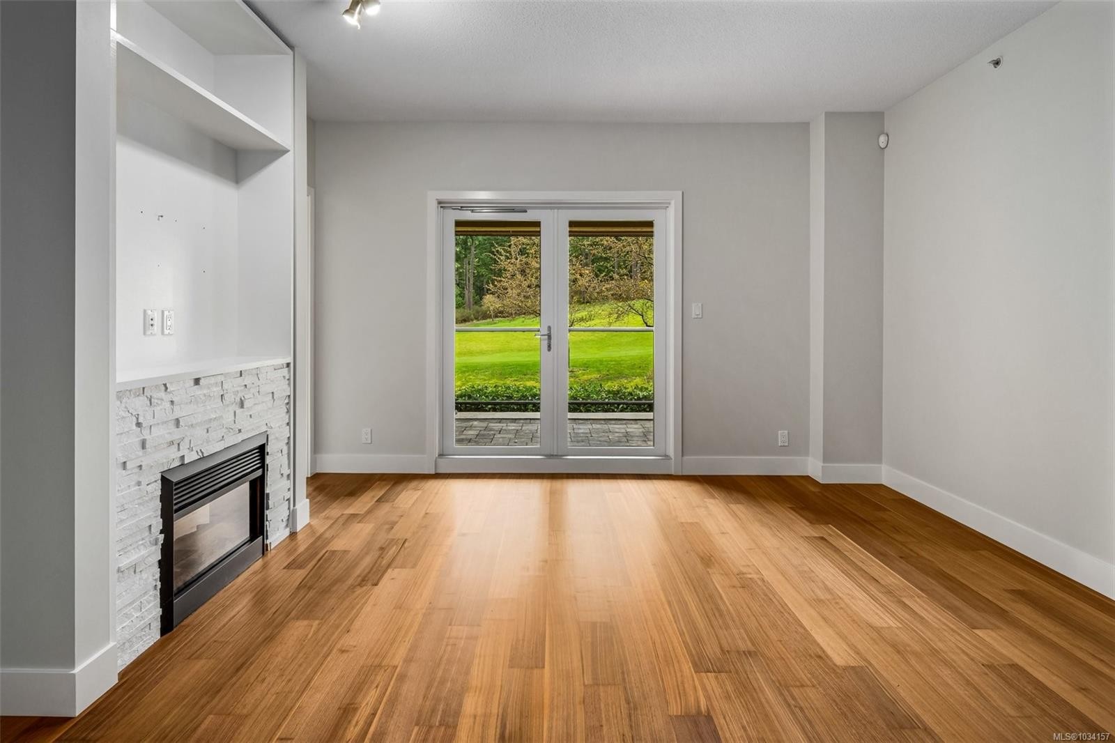 #113-1400 Lynburne Pl, Langford, BC - Indoor With Fireplace