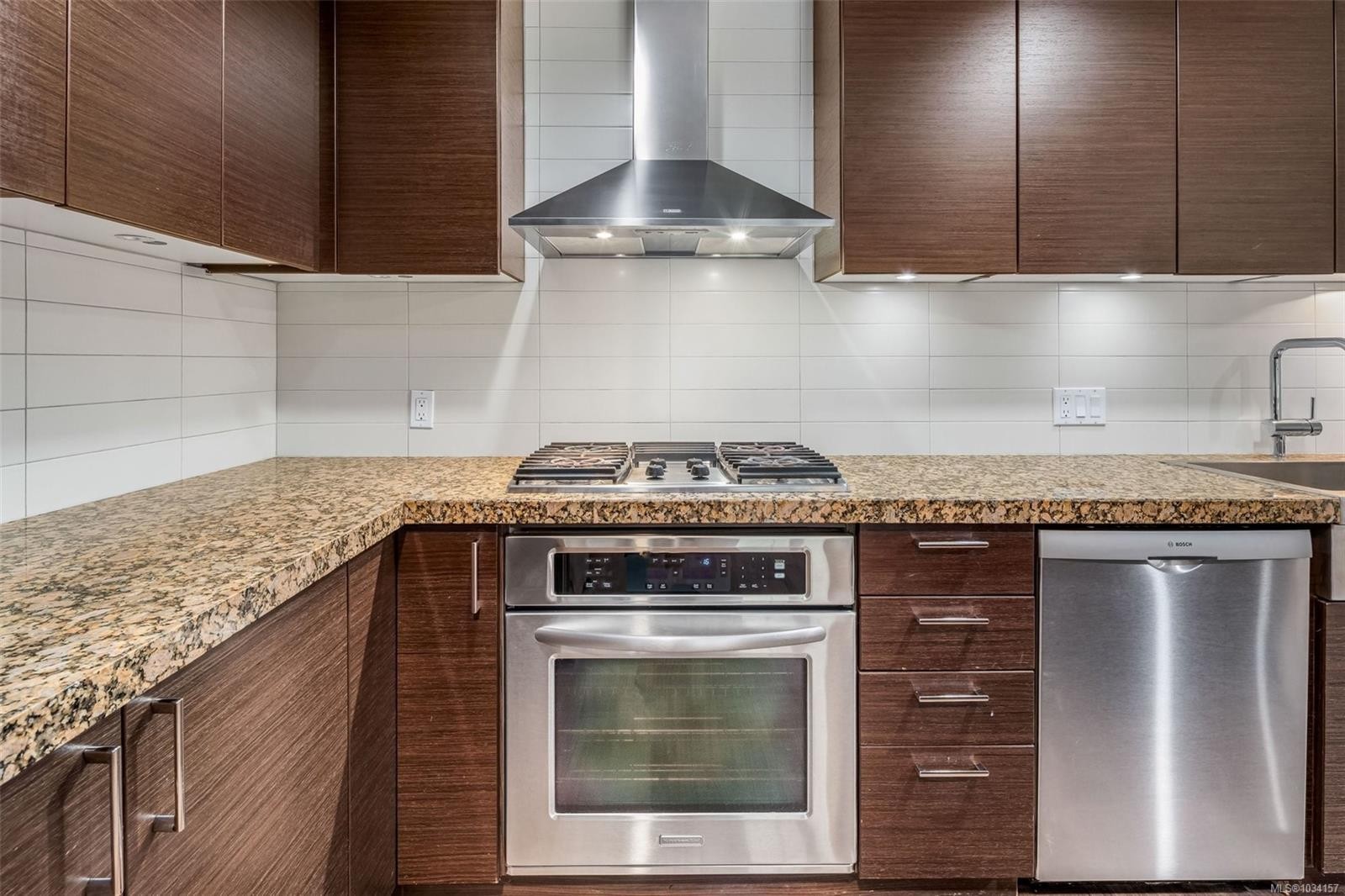 #113-1400 Lynburne Pl, Langford, BC - Indoor Photo Showing Kitchen With Upgraded Kitchen