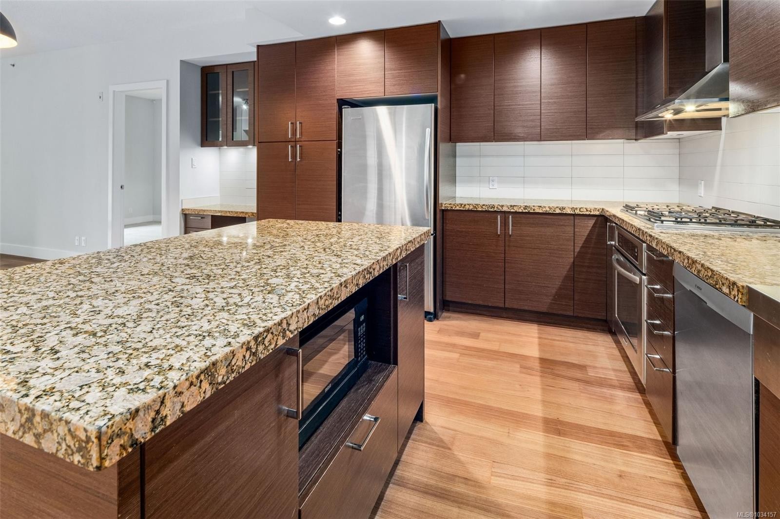#113-1400 Lynburne Pl, Langford, BC - Indoor Photo Showing Kitchen With Upgraded Kitchen