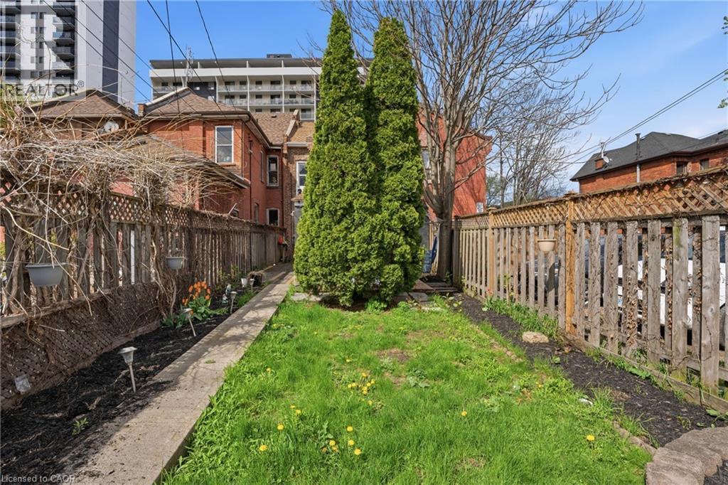 Grassed outdoor area with established trees and a paved walkway - 137 Market Street, Hamilton, ON - Outdoor