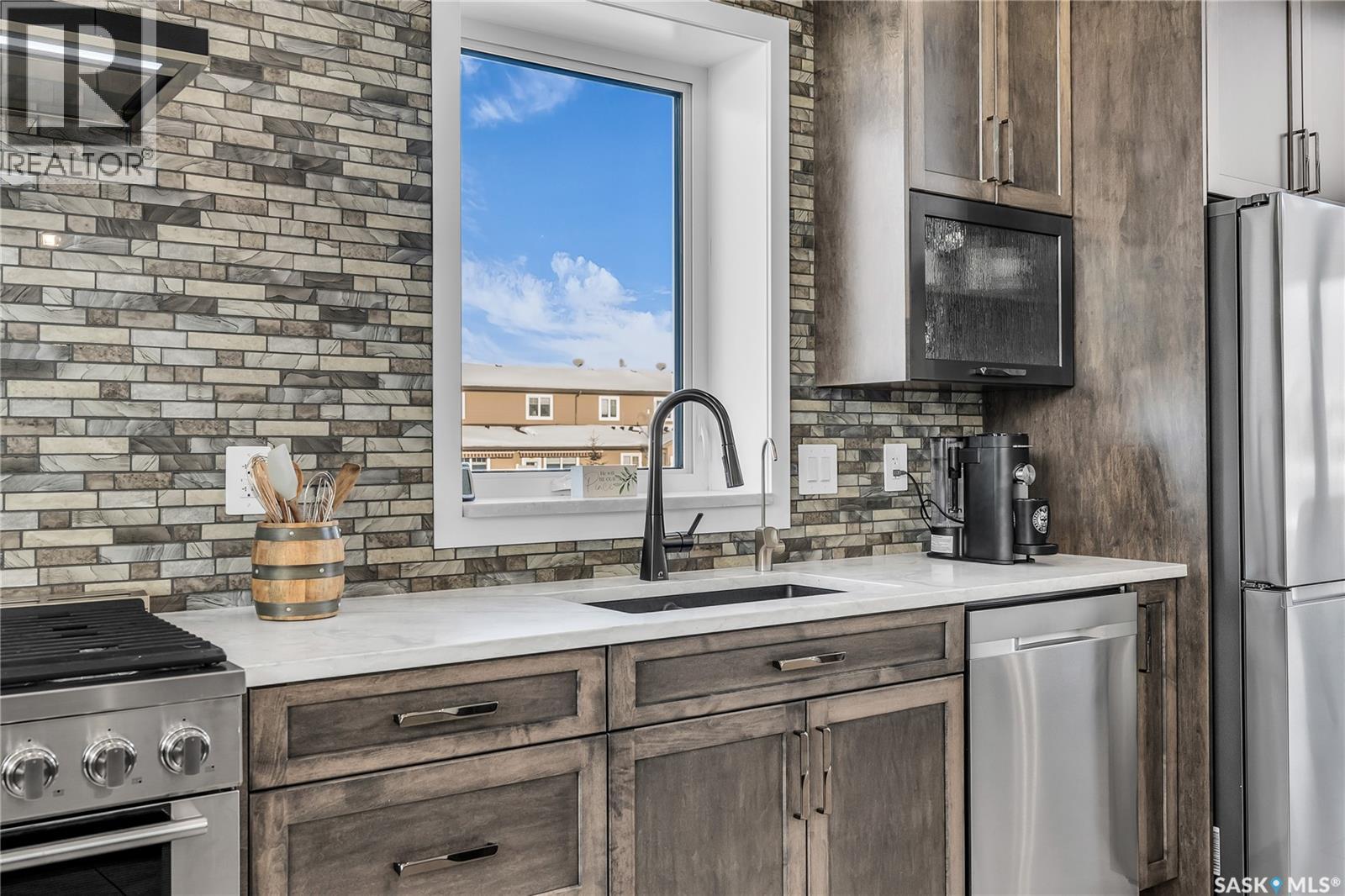 7 Loewen Court, Warman, SK - Indoor Photo Showing Kitchen