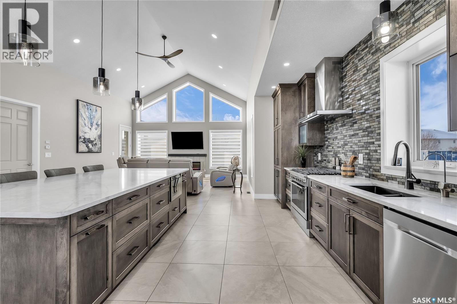7 Loewen Court, Warman, SK - Indoor Photo Showing Kitchen With Double Sink With Upgraded Kitchen